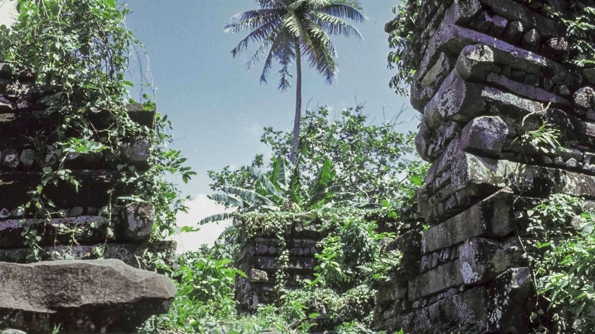 Are there tunnels under Nan Madol?